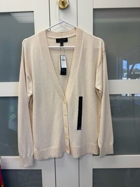 NWT. Banana Republic Light Cream V-Neck Button Front Cardigan $65